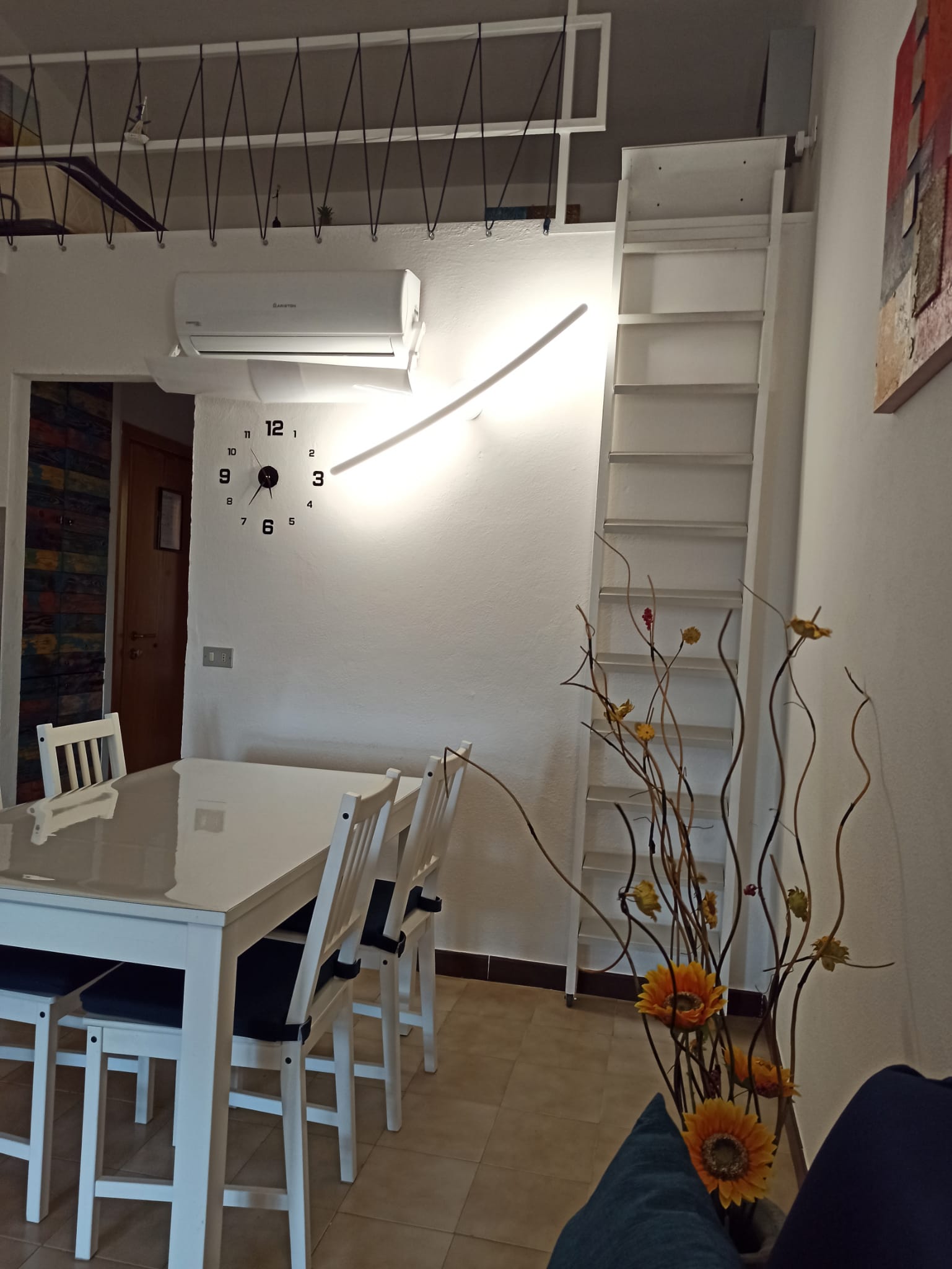 Soggiorno e scala soppalco